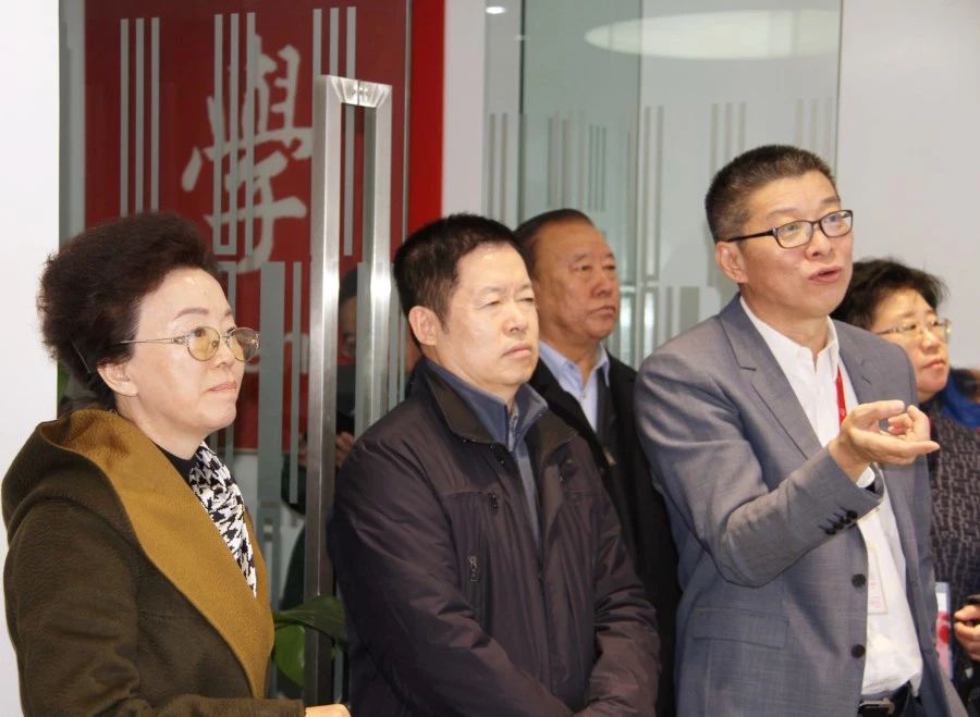 中稅協(xié)會長宋蘭（左一），稅務(wù)總局納服司副司長于耀財(cái)（左二）在ATA公司考試指揮中心視察全國考試情況。