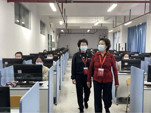 帥志琴副會(huì)長(zhǎng)在考點(diǎn)巡視