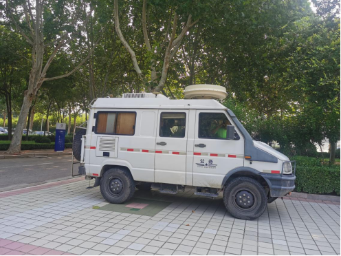 無(wú)線電信號(hào)檢測(cè)車對(duì)考點(diǎn)進(jìn)行可疑信號(hào)探測(cè)屏蔽