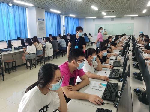 省巡視員張慧珍巡視考場(chǎng)